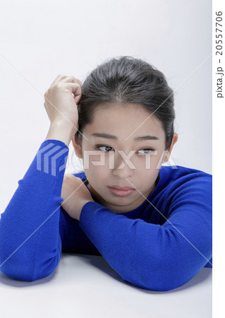 セーターを着た女性 20557706