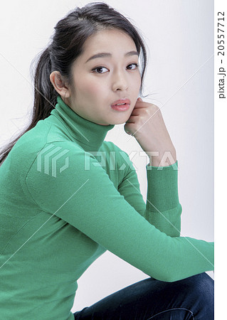 セーターを着た女性 20557712