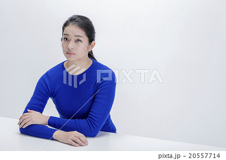セーターを着た女性 20557714