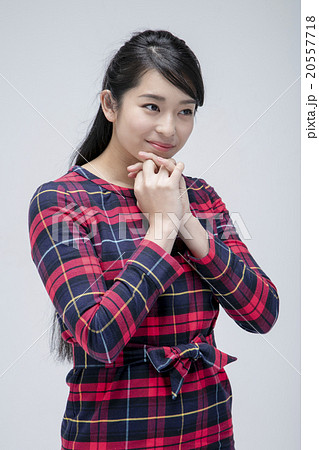 チェックワンピースを着た女性 20557718