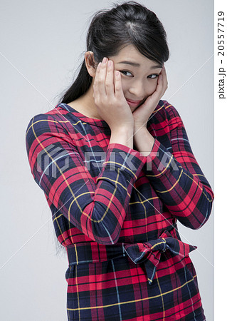 チェックワンピースを着た女性 チェックワンピースを着た女性 20557719