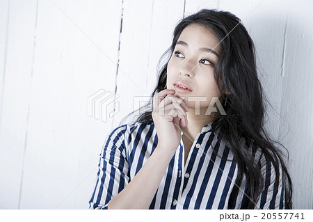 ボーダーシャツを着た女性 ボーダーシャツを着た女性 20557741