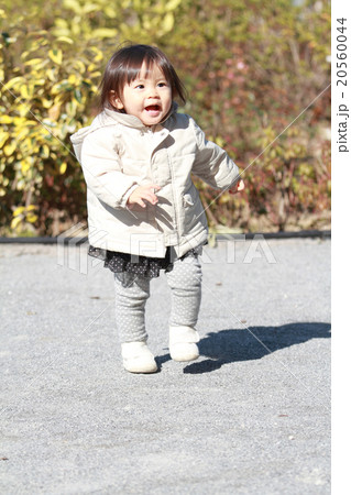 公園をお散歩する赤ちゃん 1歳児 の写真素材