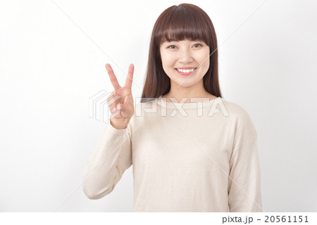 Vサインする女性 Vサインする女性 20561151