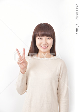 Vサインする女性 Vサインする女性 20561152