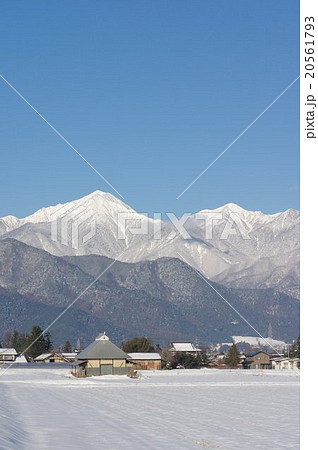 信州 冬の安曇野と北アルプス 常念岳を望む 安曇野冬景色 常念岳と土蔵