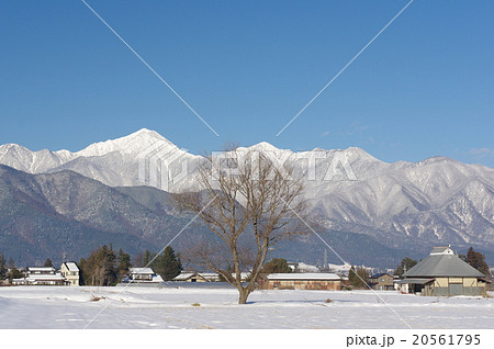 信州 冬の安曇野と北アルプス 常念岳を望む 安曇野冬景色の写真素材 