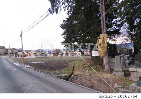 信州 松本無形文化財 両島のお八日念仏と足半草履 大きなわらじで疫病神退散? 懸架場所遠望 信州 松本無形文化財 両島のお八日念仏と足半草履 大きなわらじで疫病神退散? 懸架場所遠望 20562764