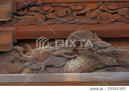 信州　諏訪　諏訪大社　諏訪神社の総本山　下社秋宮幣拝殿　立川富棟の華麗な彫刻　龍の彫刻 20563305