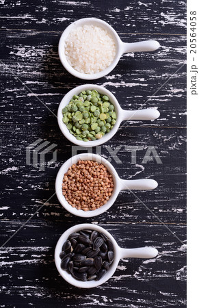 Cereals in ceramic bowls 20564058
