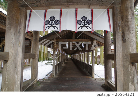 信州　諏訪　諏訪大社　諏訪神社の総本山　上社本宮　入口御門の入口と廊下　横 20564221
