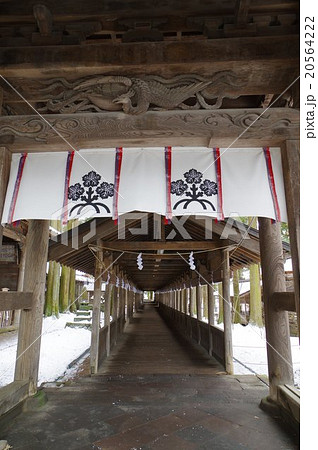 信州 諏訪 諏訪大社 諏訪神社の総本山 上社本宮 入口御門の入口と廊下 縦 信州 諏訪 諏訪大社 諏訪神社の総本山 上社本宮 入口御門の入口と廊下 縦 20564222
