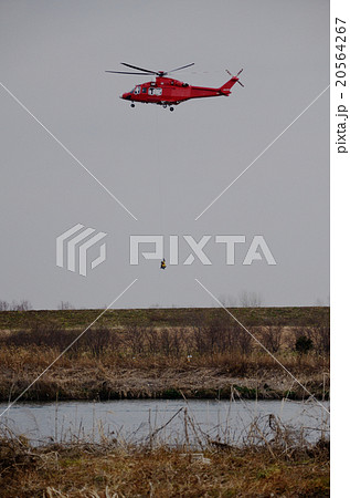 消防訓練、ヘリコプターからの懸垂降下 20564267