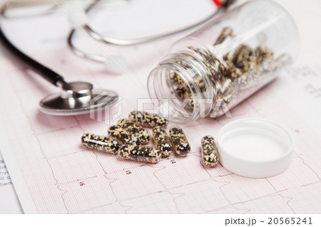 Medical report and cardiogram Medical report and cardiogram 20565241