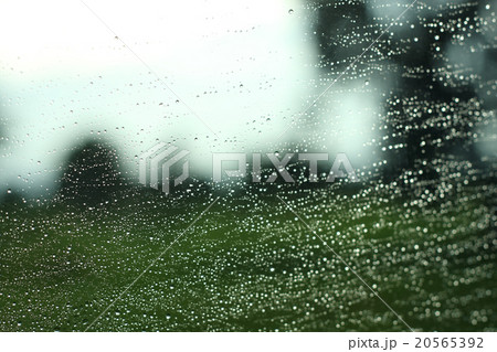 Bokeh and raindrop on glass and blurred view. 20565392