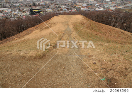 国史跡　弘法山古墳（後方部墳頂中央からの前方部） 20568596