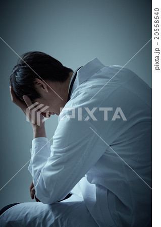 落込む医者 20568640