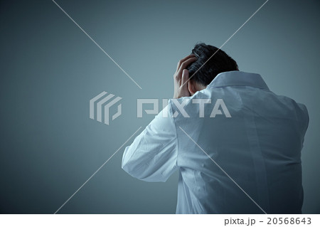 落込む医者 20568643
