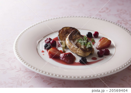 フルーツとフォアグラのソテー 20569404
