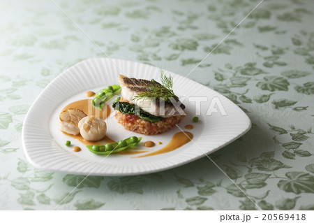 鯛とホタテのポワレ　アメリケーヌソース 20569418