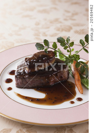 ロッシーニ風牛ヒレ肉のフォアグラ添え ロッシーニ風牛ヒレ肉のフォアグラ添え 20569462