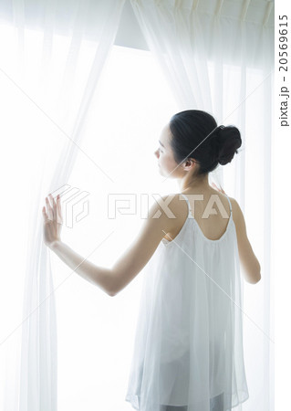 窓辺の女性 20569615