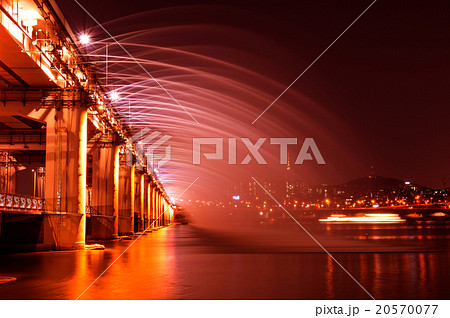 Rainbow fountain show at Banpo Bridge in Korea. 20570077