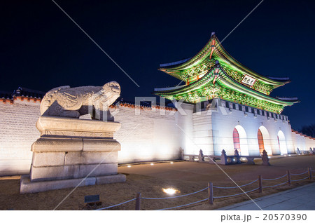 Geyongbokgung Palace at night in Seoul, Korea. 20570390