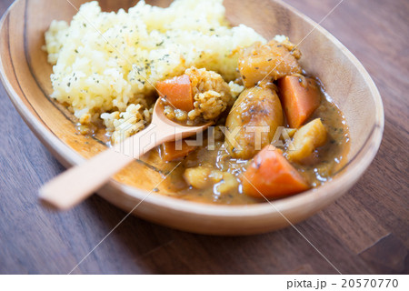 カレーライス(食事中) 20570770