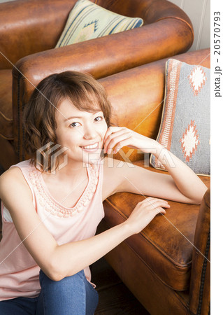 ポートレート　若い女性 20570793