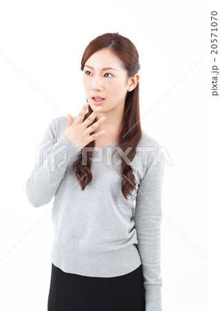 驚く若い女性 20571070