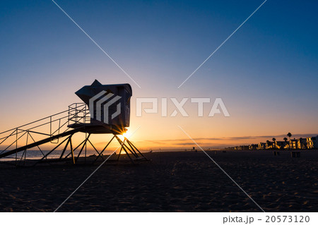 beach sunset with life guard tower 20573120