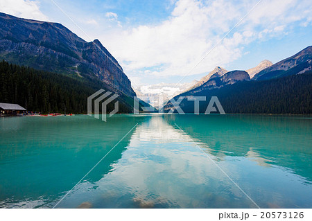 Lake Louise on summer / Banff National Park 20573126