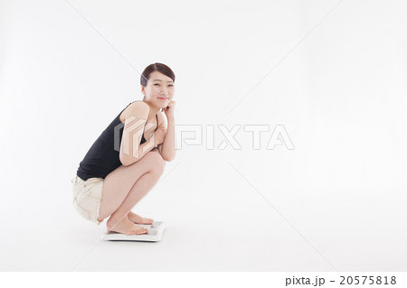 体重計と若い女性 体重計と若い女性 20575818