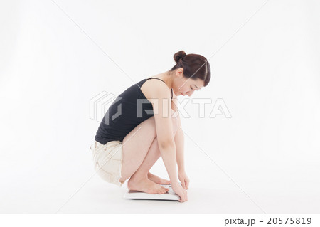 体重計と若い女性 体重計と若い女性 20575819