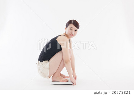 体重計と若い女性 20575821