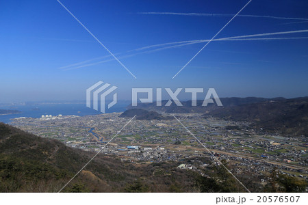 城山より「綾川」「坂出市林田付近」「五色台」「瀬戸内海」をのぞむ 20576507