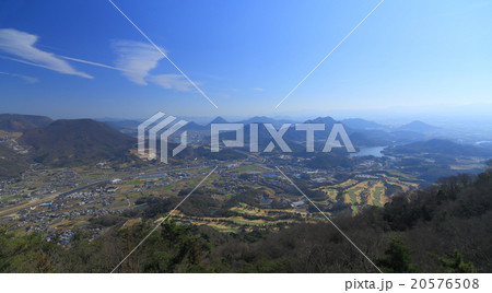 香川県のほぼ中央。右から府中湖と府中ダム、讃岐国府跡、遠く高松市街、そして綾川を隔てて五色台。 20576508