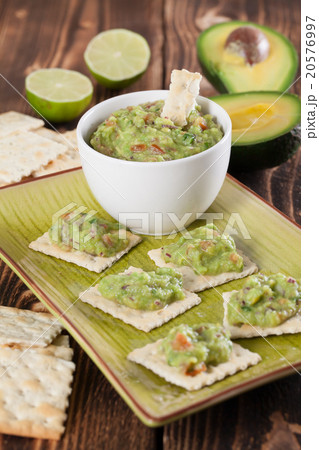 Guacamole and crackers 20576997