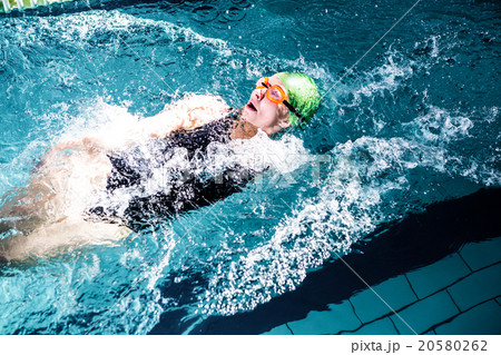 Fit woman swimming with swimming hat 20580262