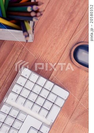 Keybord by mouse and color pencils on table 20580352