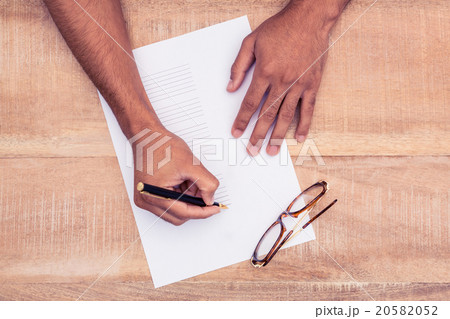 Businessman writing on paper 20582052