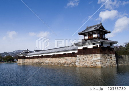 うっすらと雪化粧をした広島城の櫓 20583780