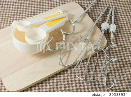 Four Plastic Measuring Spoons and Metal Whisk 20583934