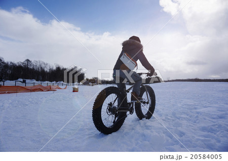 自転車と雪景色 20584005