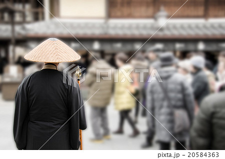 神社の参道に佇む托鉢僧 20584363