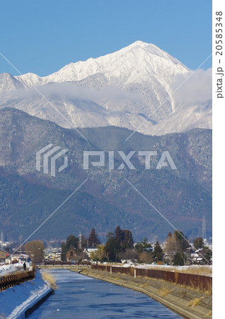 信州　冬の安曇野　常念岳と拾ヶ堰（じっかせぎ）　安曇野冬景色 20585348
