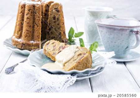 bundt cake with vanilla sauce 20585560