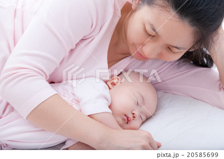 Newborn baby girl sleeping in mother arm 20585699