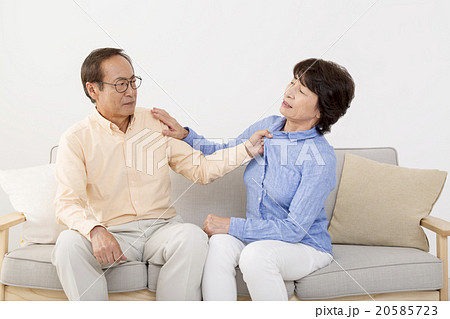 夫の暴力に怯える妻 20585723